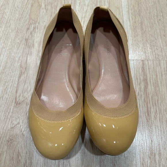 Banana Republic Tan Patent Leather Ballet Flats. Size 8.5 - Picture 1 of 9